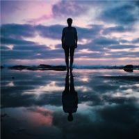 微信头像男生背影帅气全身  爱旅游的男生背影微信头像