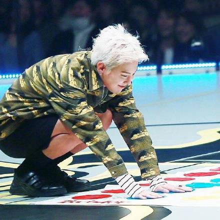权志龙微信高清图片 获得“年度最佳歌手”。