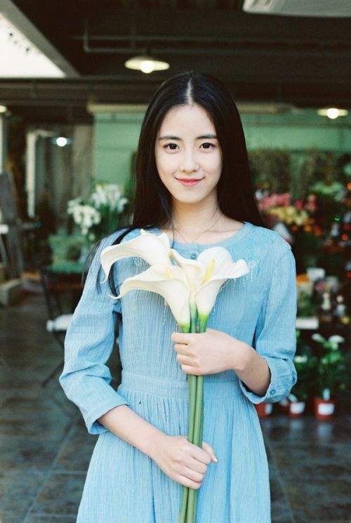 2016好看的气质美女微信图片 少了笑容多了凉薄