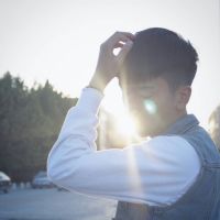 微信忧郁系帅气的男生头像生活照 给生命一个微笑去面对人生