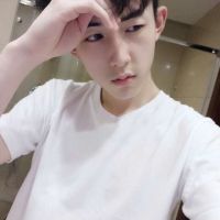 微信忧郁系帅气的男生头像生活照 给生命一个微笑去面对人生