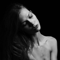 微信欧美范黑白恐怖头像女生 诡异风格的女生头像