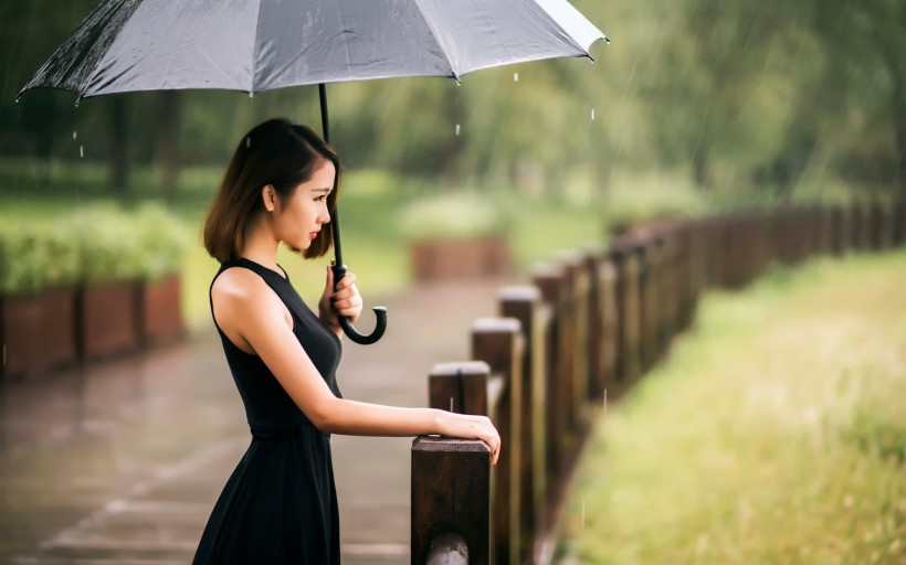 唯美的雨中美女微信图片 雨中漫步