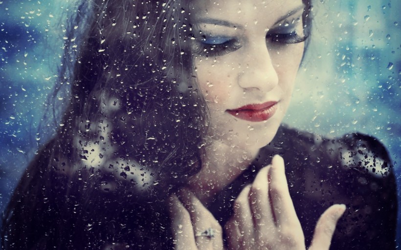 唯美的雨中美女微信图片 雨中漫步