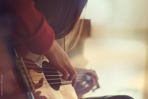 吉他美女非主流微信图片 把时间都给了你才是该珍惜的