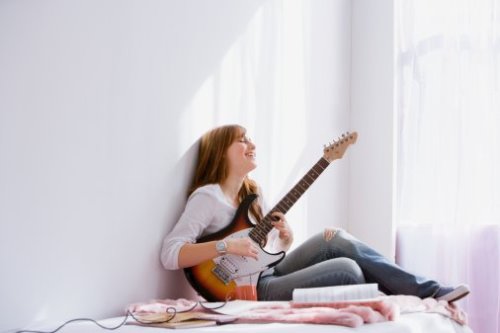 吉他美女非主流微信图片 把时间都给了你才是该珍惜的