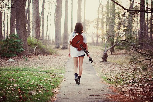 吉他美女非主流微信图片 把时间都给了你才是该珍惜的