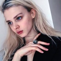 微信充满自信的欧美女生自拍头像 一个人还是在等