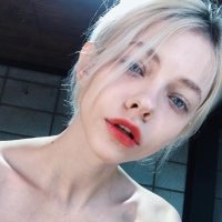 微信充满自信的欧美女生自拍头像 一个人还是在等