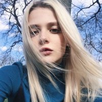 微信充满自信的欧美女生自拍头像 一个人还是在等
