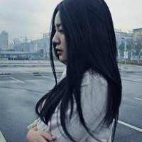 伤感抽烟女神当眼泪流下来微信头像 分开也是另一种明白