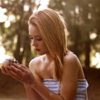 欧美时尚女郎疼的不知道该怎么安慰你微信头像 疼的不能自制