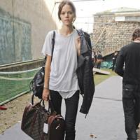 欧美时尚女郎疼的不知道该怎么安慰你微信头像 疼的不能自制