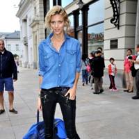 欧美时尚女郎疼的不知道该怎么安慰你微信头像 疼的不能自制