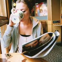 欧美时尚女郎疼的不知道该怎么安慰你微信头像 疼的不能自制