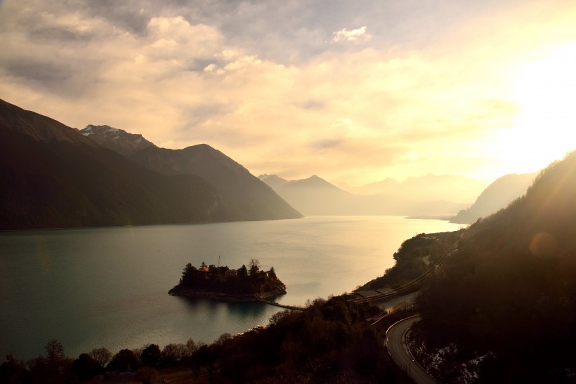 西藏巴松措风景微信图片 蓝天白云