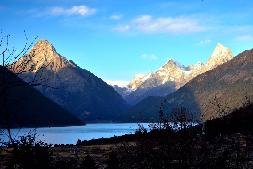 西藏巴松措风景微信图片 蓝天白云