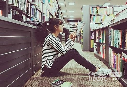 唯美女子静静坐着的微信图片  我想静静
