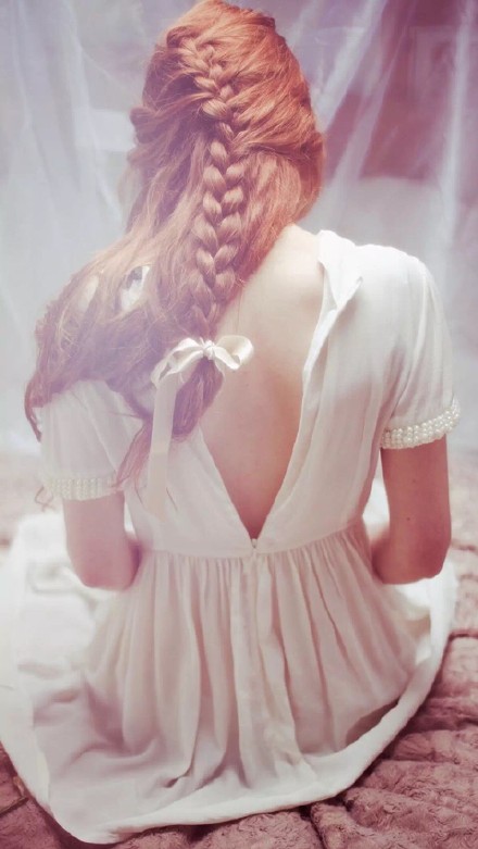 唯美美女背影微信图片 犹抱琵琶半遮面！