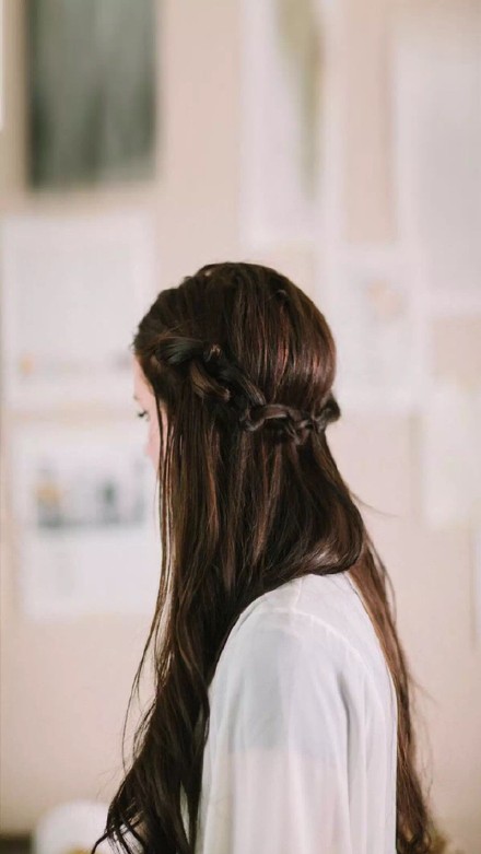 唯美美女背影微信图片 犹抱琵琶半遮面！