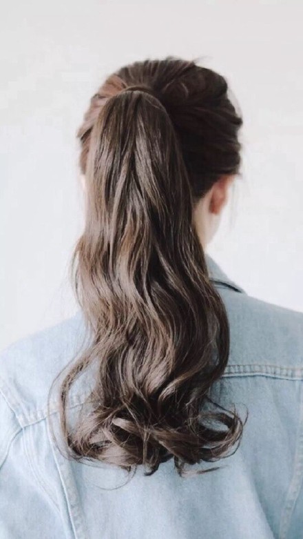 唯美美女背影微信图片 犹抱琵琶半遮面！