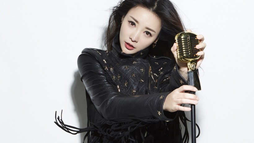 美女柳岩写真微信高清图片 光线三宝