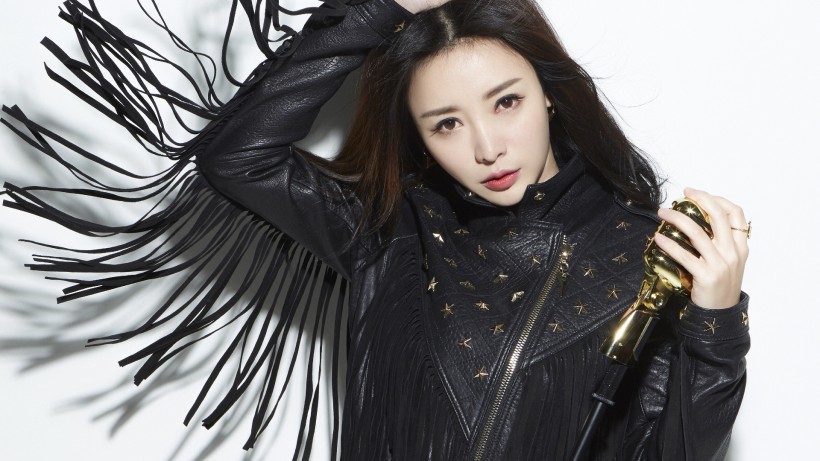 美女柳岩写真微信高清图片 光线三宝