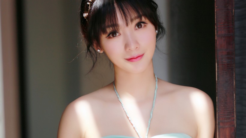 美女柳岩写真微信高清图片 光线三宝