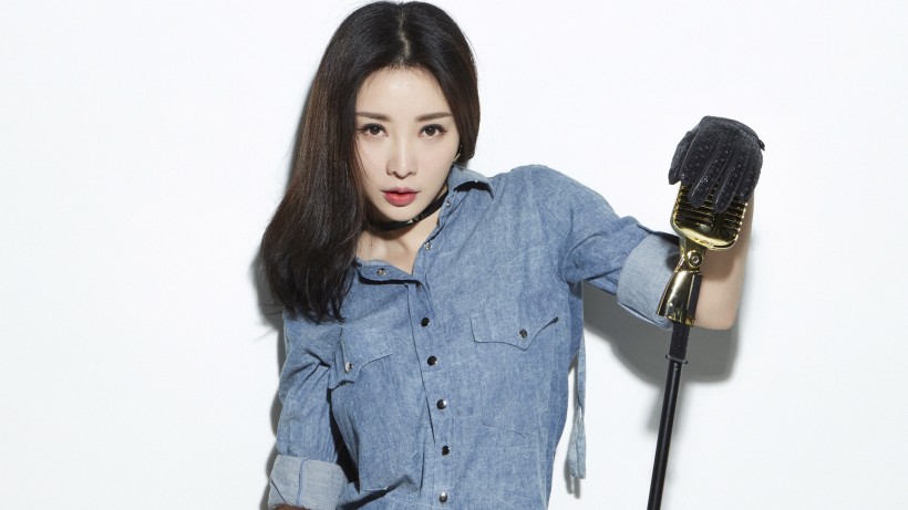 美女柳岩写真微信高清图片 光线三宝