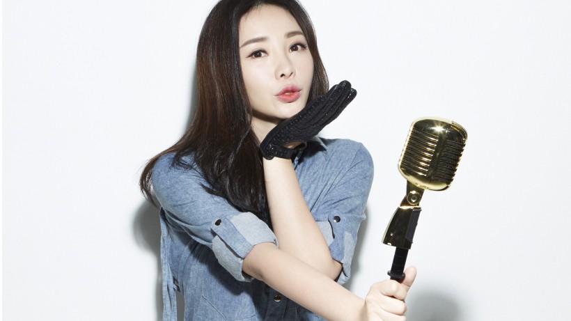 美女柳岩写真微信高清图片 光线三宝