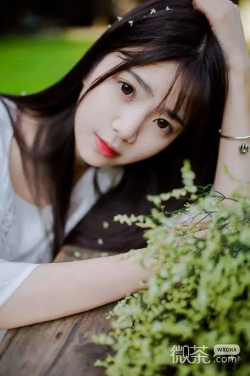 小清新森系气质型美女微信高清图片 有风潇潇而过卷了几许落叶