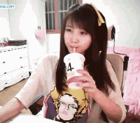 美女动态微信表情包 可爱调皮女主持人