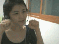 美女动态微信表情包 可爱调皮女主持人