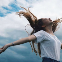 微信女生头像唯美侧脸长发飘飘最新版 她只是个小小的女孩