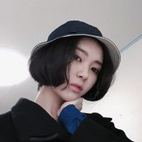 微信女生头像 谁的心 谁独自悲伤。