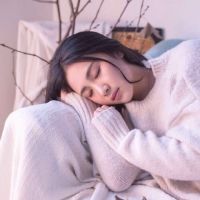 微信女生头像 谁的心 谁独自悲伤。