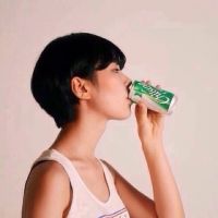 微信女生头像 谁的心 谁独自悲伤。