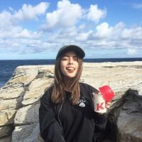 微信女生头像 谁的心 谁独自悲伤。