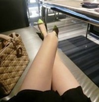 微信自拍性感修长美腿靓女生头像图片