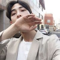 w微信男生头像 她只喝酒也不说话 眼泪掉了也不会擦