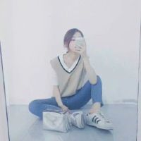 微信女生头像“留不长的头发就剪了吧 等不到的风就忘了