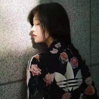 微信女生头像“留不长的头发就剪了吧 等不到的风就忘了