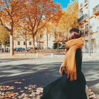 微信女生头像“留不长的头发就剪了吧 等不到的风就忘了