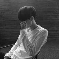 微信男生头像 你放不下的人早已找到代替你的人。