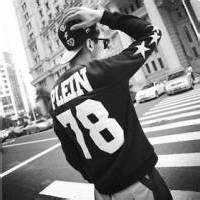 微信男生头像 你放不下的人早已找到代替你的人。