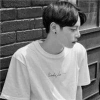 微信男生头像 你放不下的人早已找到代替你的人。