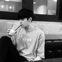 微信男生头像 你放不下的人早已找到代替你的人。