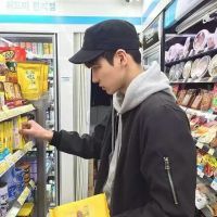 微信男生头像 人人笑你活该独自凄凉可没人懂你情长.