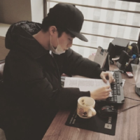 微信男生头像 人人笑你活该独自凄凉可没人懂你情长.