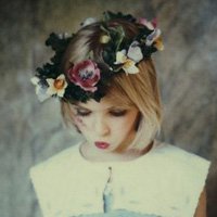 微信戴花的欧美女生头像气质范 落花非无意却只随波流